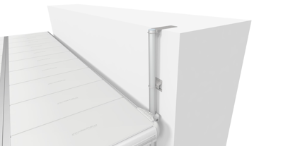 Stolpfäste för EasyFloat flytbrygga som möjliggör enkel och säker anslutning till fasta konstruktioner på land, perfekt vid mur eller kantsten