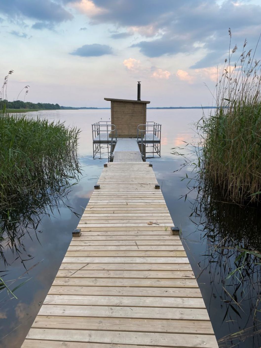 EasyFloat bastuflotte vid brygga där räcken sitter på EasyFloat-delen av bryggan, på insjö i Norrköping