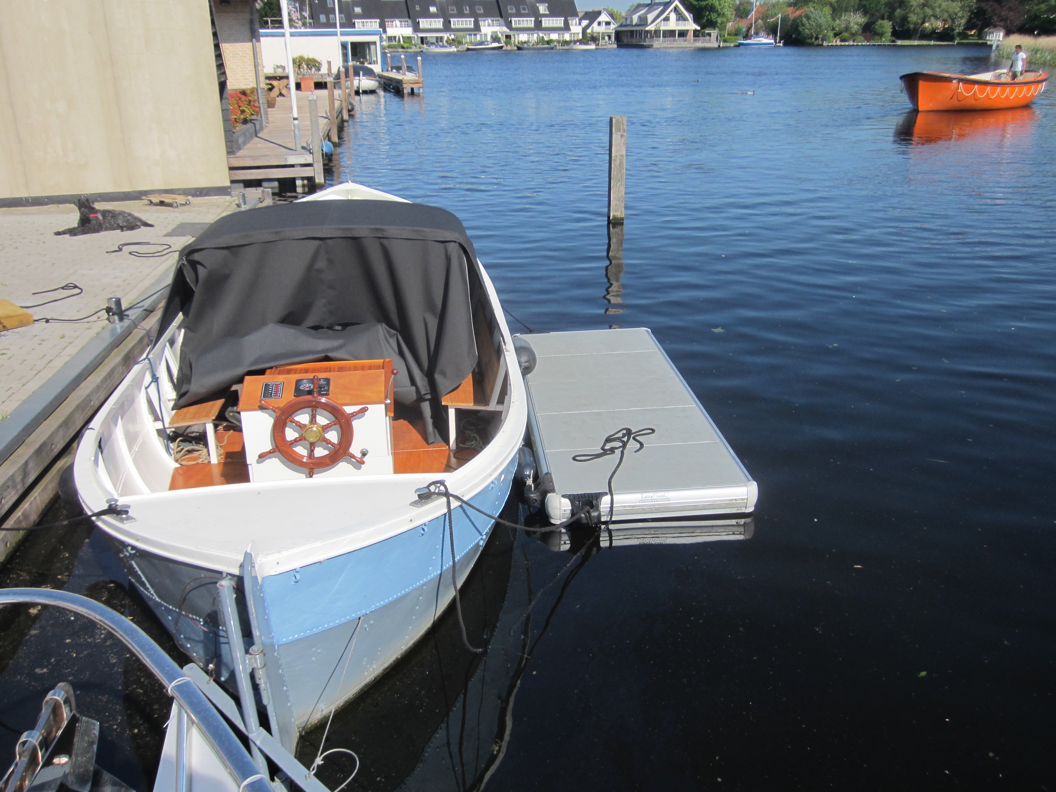 Småbåtshamn med en båt och en liten EasyFloat ponton 1,2 × 3 m bredvid, använd för underhållsarbete