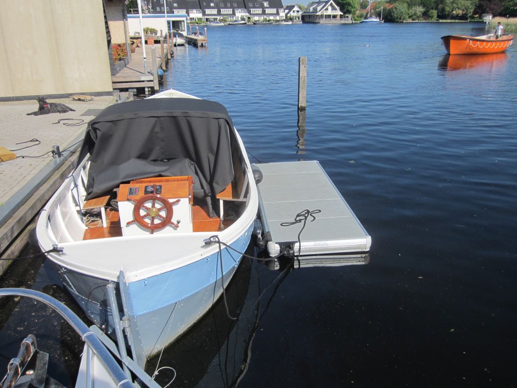 Småbåtshamn med en båt och en liten EasyFloat ponton 1,2 × 3 m bredvid, använd för underhållsarbete