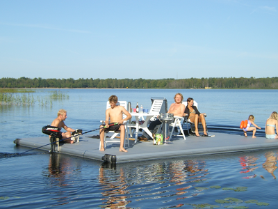 EasyFloat badflotte med familj i solstolar