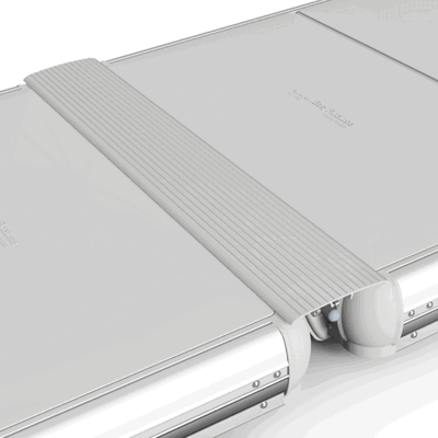 Närbild på gångjärn och plasttäckprofil som förbinder två EasyFloat-bryggdelar