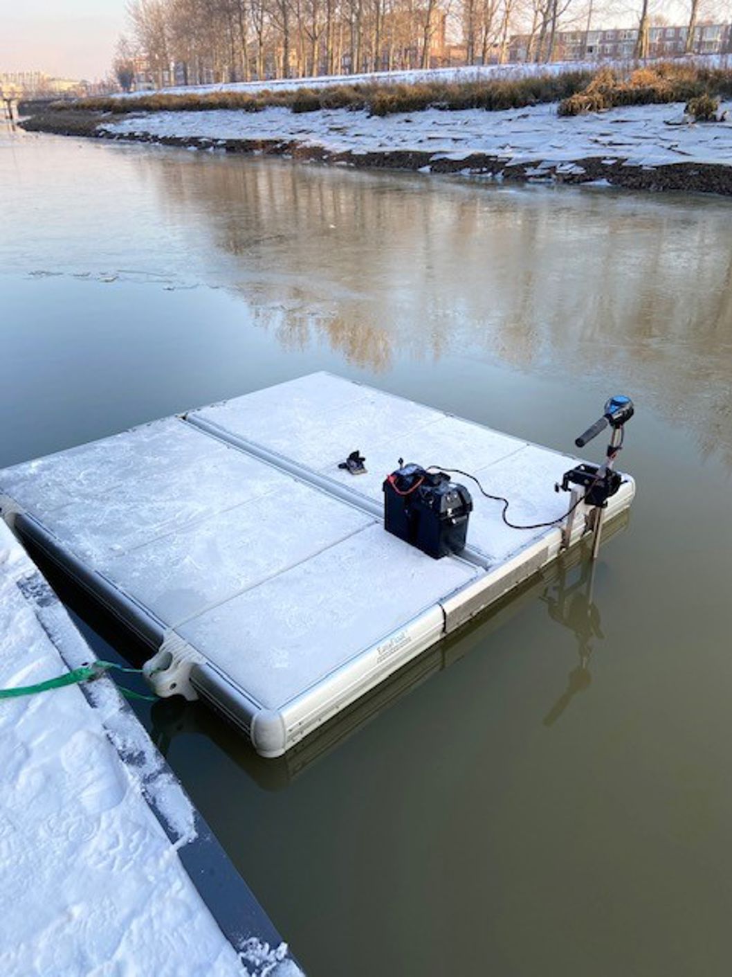 EasyFloat arbetsflotte täckt av snö och is, med motor monterad för arbete på vatten vintertid