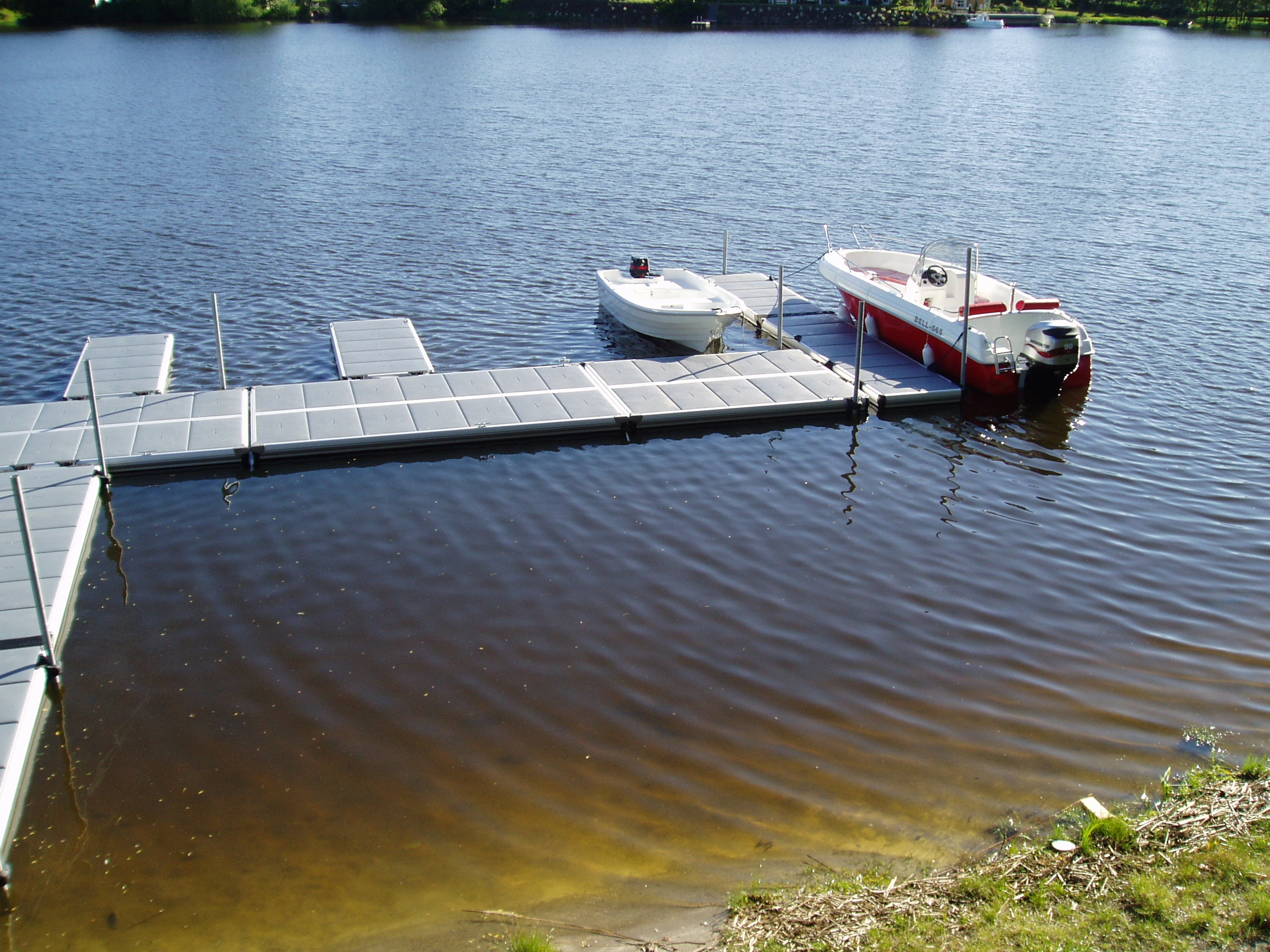 Mindre båtar förtöjda vid en stor EasyFloat flytbrygga
