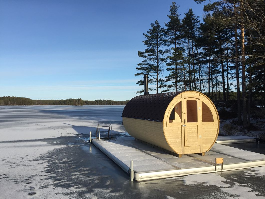 EasyFloat bastuflotte med rund bastu, badstege och motorfäste på flytande bastuplattform