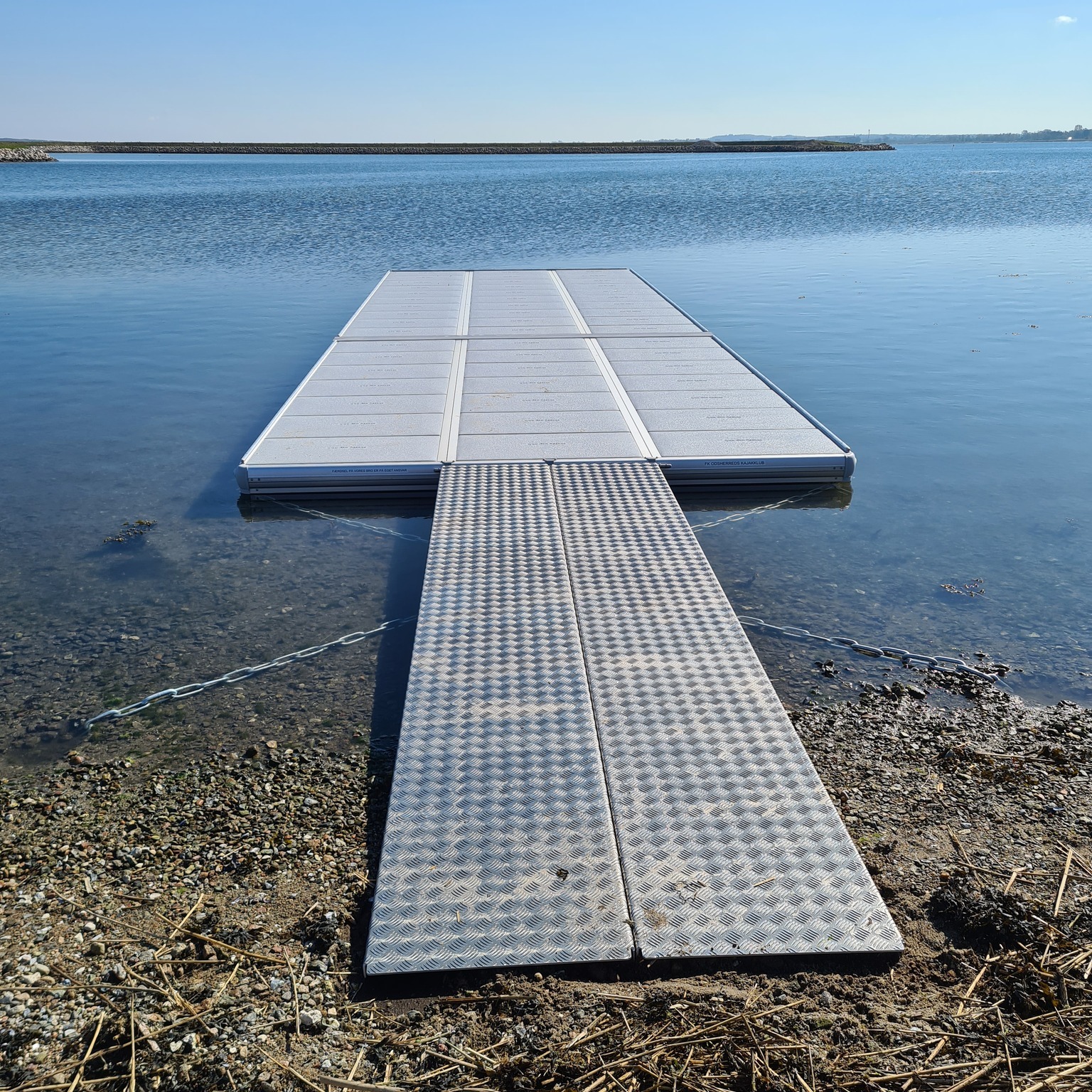 EasyFloat flytbrygga med landgång vid stilla vatten vid en kajakklubb i Danmark