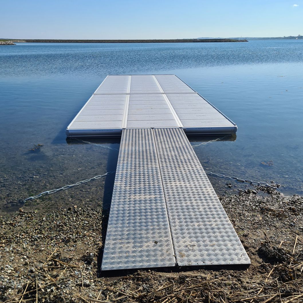 EasyFloat flytbrygga med landgång vid stilla vatten vid en kajakklubb i Danmark