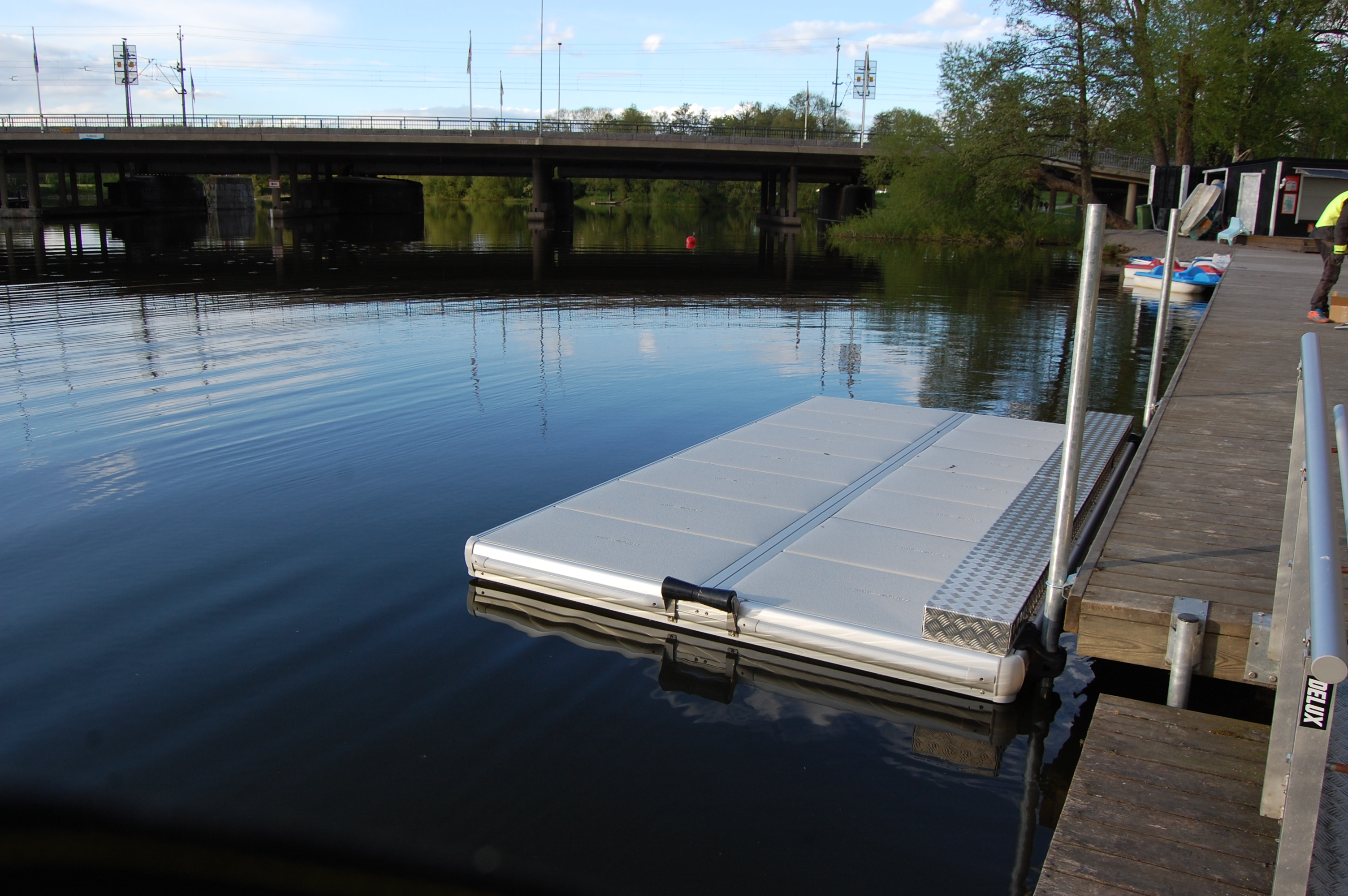 EasyFloat kajakbrygga i Linköping med kölrulle nära vattnet för enklare påstigning från den högre bryggan