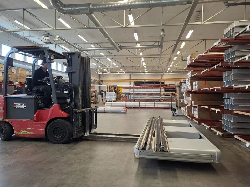 Truck som transporterar EasyFloat bryggor inne i Floattechs fabrik och lager i Värnamo